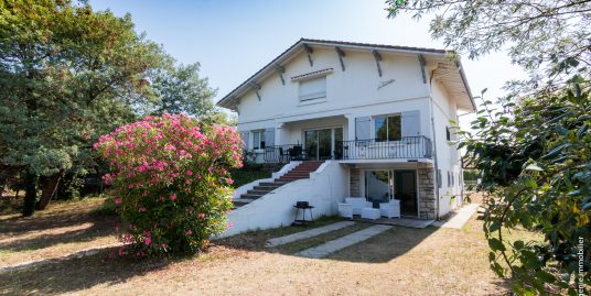 Maison de 216 m² Divisée en 4 Appartements