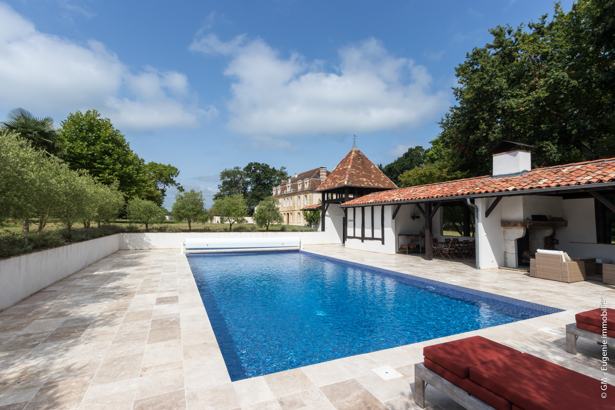 Château du XVIIème entièrement restauré 19 pièces + piscine