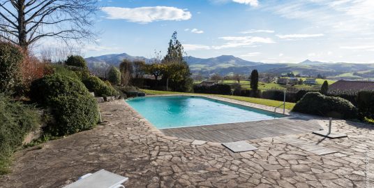 Propriété de Charme de 266m² Parc 4900m² + Piscine et Vue Panoramique sur Montagnes